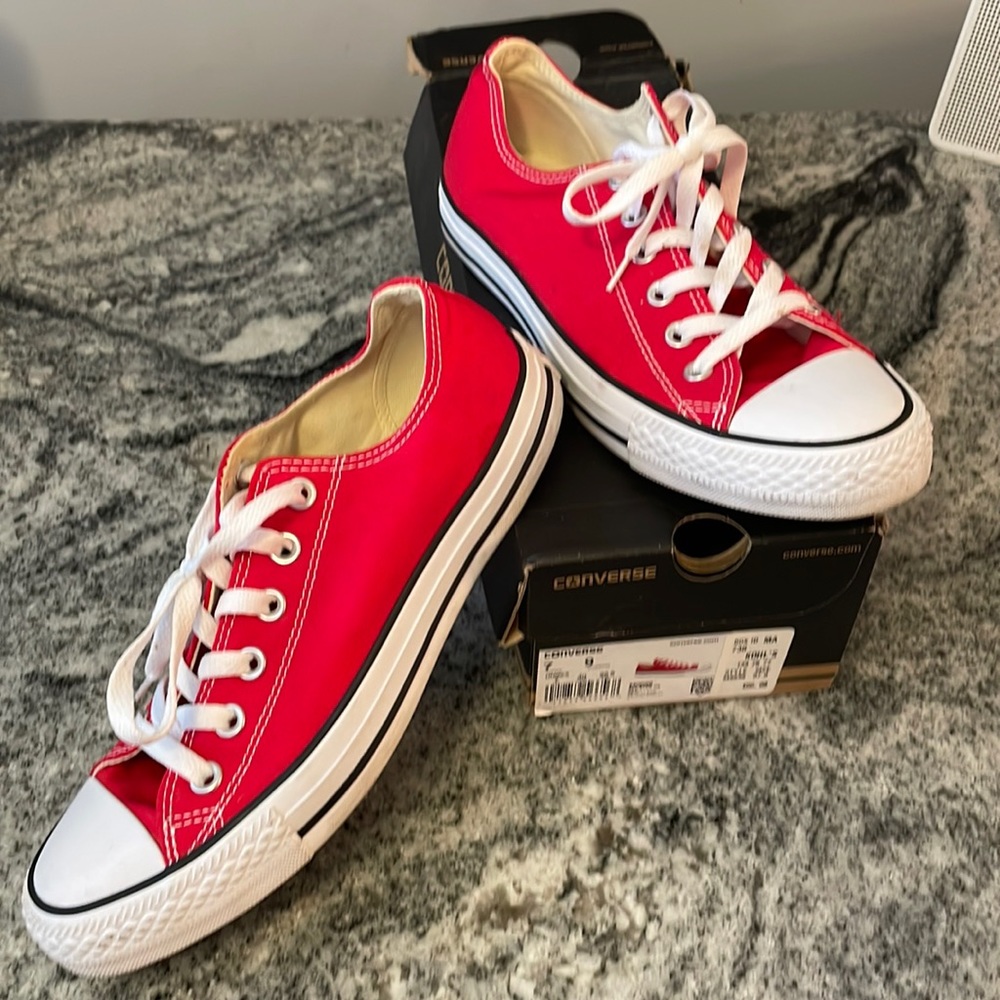 Unisex Red Converse Sneakers Size 9 med.